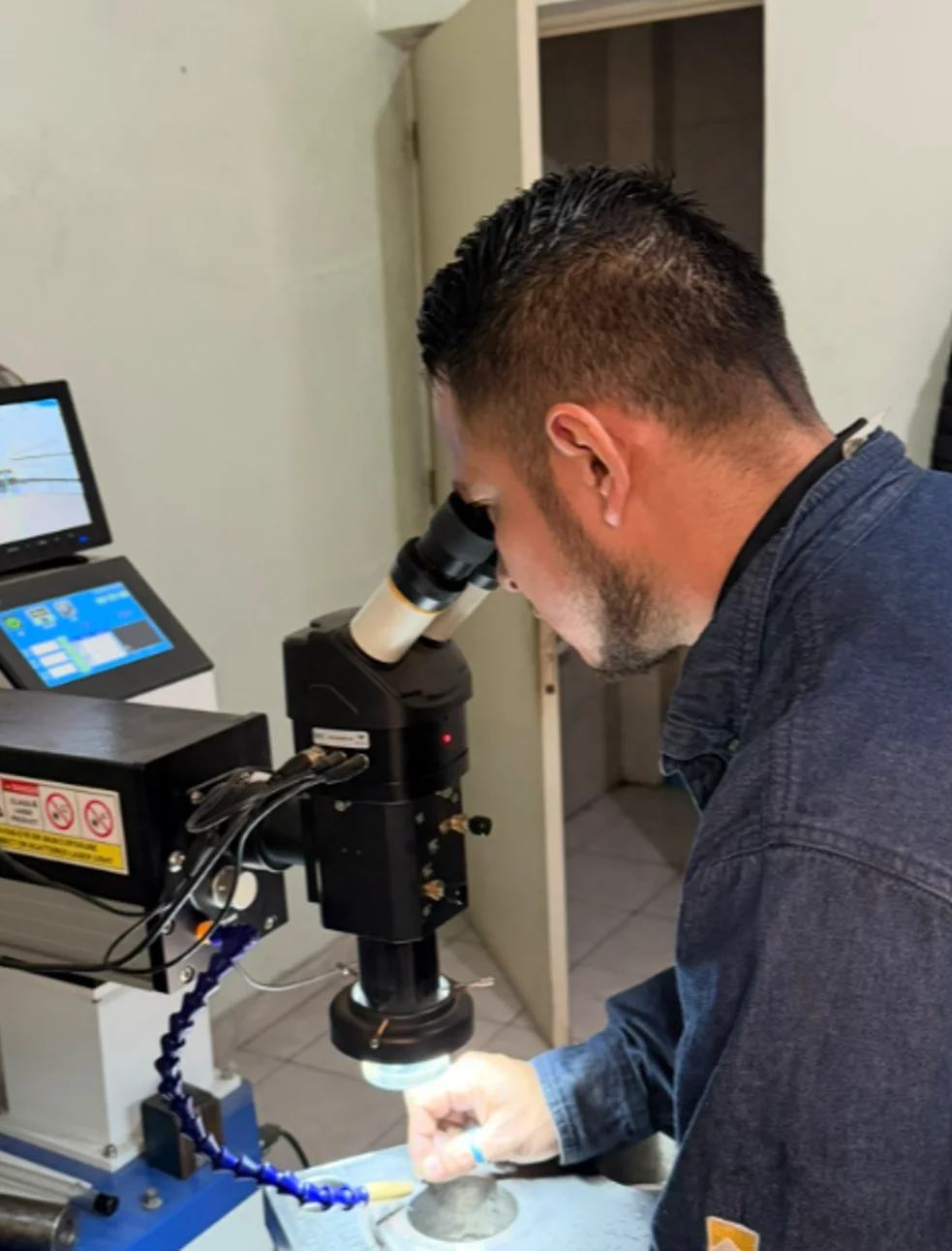 Texto alternativo Equipo de M&D Molds and Dies fabricando moldes y troqueles en planta